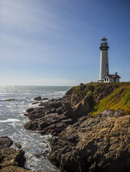 Der Pigeon Point Leuchtturm in der Nähe von Pescadero, Kalifornien, an einem sonnigen Tag. - AURF01781