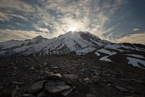 Der Mond geht über dem Mount Ranier auf. - AURF01790