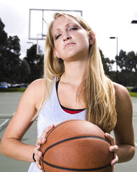 Das Porträt einer sportlichen Frau, die Basketball spielt. - AURF01817