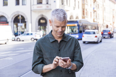 Mature man using cell phone in the city - TCF05699