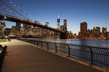 Die Brooklyn Bridge, der East River und der Finanzdistrikt mit dem neuen World Trade Center-Gebäude, New York City bei Sonnenuntergang. - AURF01862