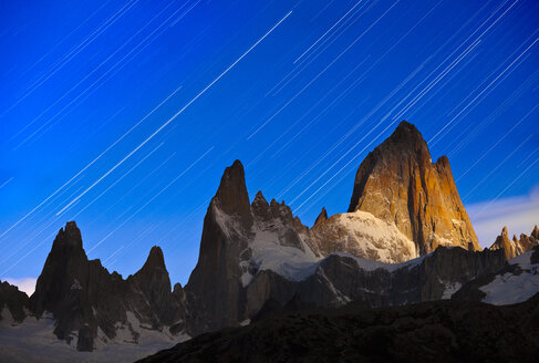 Sternenspuren über dem mondbeschienenen Mount Fitzroy. - AURF01878