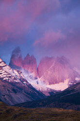 Sonnenaufgang auf den ikonischen Türmen des Torres del Paine. - AURF01879