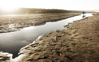 Surfer Reflexion während Crossong Flut Wasser auf Ozean Strand - AURF01880