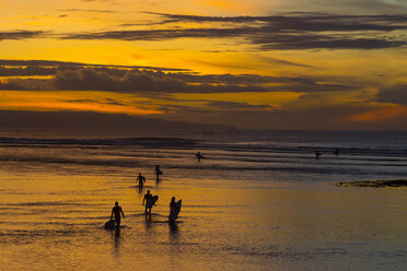 Surfer bei Sonnenaufgang, Bali, Indonesien. - AURF01901