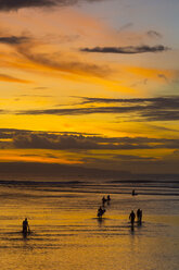 Surfer bei Sonnenaufgang, Bali, Indonesien. - AURF01902