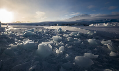 Die zerklüftete Oberfläche des gefrorenen McMurdo Sound in der Ross Sea Region der Antarktis. - AURF01907