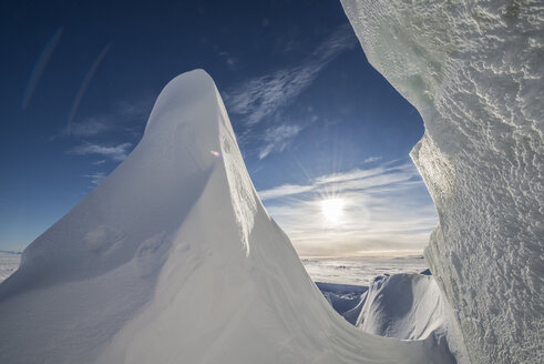 Die Sonne scheint durch einen Riss in einem Eisberg im McMurdo Sound auf dem Rossmeer in der Antarktis. - AURF01909