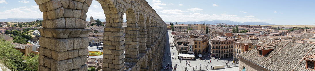 Spanien, Kastilien und Leon, Segovia, Panoramablick auf Segovia und Aquädukt - JSMF00419