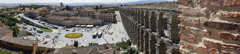 Spanien, Kastilien und Leon, Segovia, Panoramablick auf Segovia und Aquädukt, lizenzfreies Stockfoto