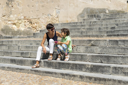 Spanien, Kastilien und Leon, Segovia, Mutter und Tochter sitzen auf einer Treppe - JSMF00421