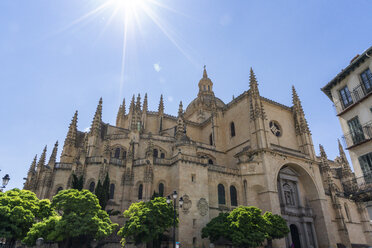 Spanien, Kastilien und Leon, Segovia, Kathedrale gegen die Sonne - JSMF00422