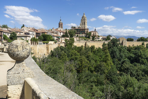 Spanien, Kastilien und Leon, Segovia, Stadtbild mit Kathedrale, Blick vom Alcazar - JSMF00423