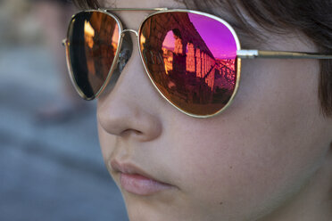 Spanien, Segovia, römisches Aquädukt spiegelt sich in den Gläsern, Mädchen-Sonnenbrille - JSMF00430