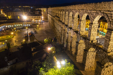 Spanien, Kastilien und Leon, Segovia, Aquädukt bei Nacht - JSMF00432