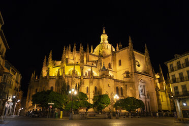 Spanien, Kastilien und León, Segovia, Kathedrale bei Nacht, von der Plaza Major aus gesehen - JSMF00434