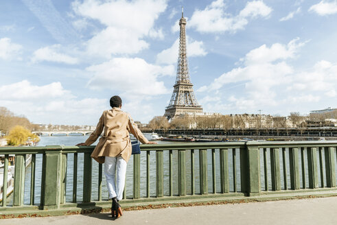 Frankreich, Paris, Weibliche Touristin mit Blick auf den Eiffelturm und die Seine - KIJF02007