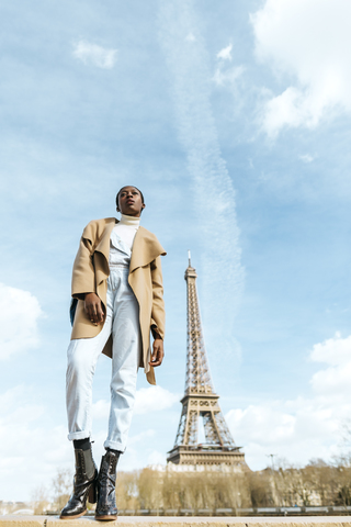 Frankreich, Paris, Frau posiert mit dem Eiffelturm im Hintergrund, lizenzfreies Stockfoto