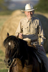 der 99-jährige Frank Shearer reitet sein Pferd in Zillah, Washington. Shearer war ein Meisterschaftspolospieler, der aufhörte zu spielen, als - AURF01950