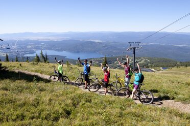 Eine Familie fährt mit dem Fahrrad in Whitefish, Montana. - AURF01957