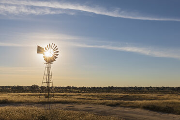 Afrika, Botsuana, Kgalagadi Transfrontier Park, Kalahari, Windrad am Wasserloch Lanklaas - FOF10195