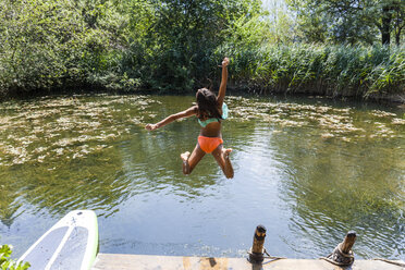 Unbekümmertes Mädchen springt in den Teich - TCF05729