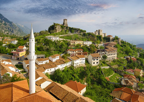 Albanien, Kruje, Stadtbild mit Bazarstraße, Bazar-Moschee, Skanderbeg-Museum und Festung - SIEF07920