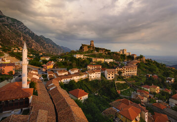 Albanien, Kruje, Stadtbild mit Basarstraße, Basar-Moschee, Skanderbeg-Museum und Festung in der Abenddämmerung - SIEF07921