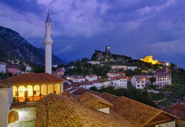 Albanien, Kruje, Stadtbild mit Basarstraße, Basar-Moschee, Skanderbeg-Museum und Festung am Abend - SIEF07923