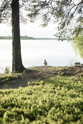 Finnland, Kuopio, kleines Mädchen an einem See auf dem Lande - PSIF00030