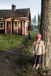 Finnland, Kuopio, kleines Mädchen mit Mutter in einer Hütte auf dem Lande - PSIF00032