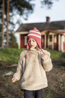 Finnland, Kuopio, kleines Mädchen in einer Hütte auf dem Lande - PSIF00033