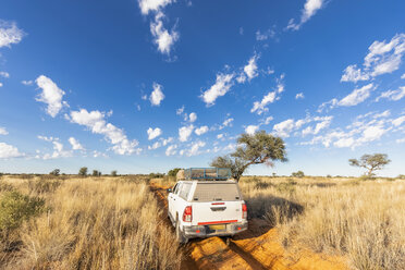 Afrika, Botsuana, Kgalagadi Transfrontier Park, Mabuasehube Game Reserve, Geländewagen auf Sandpiste - FOF10207