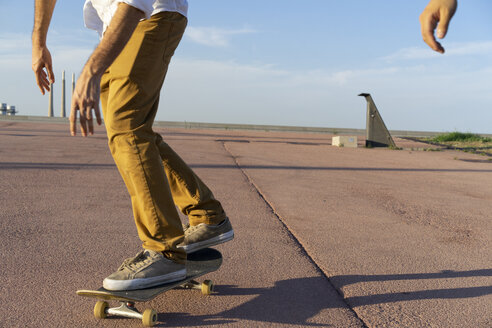 Beine eines Skateboarders auf einer Fahrbahn - AFVF01477
