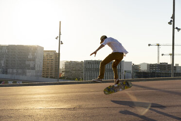 Junger Mann fährt Skateboard in der Stadt - AFVF01479