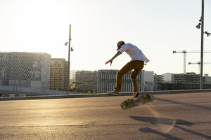 Junger Mann fährt Skateboard in der Stadt - AFVF01479