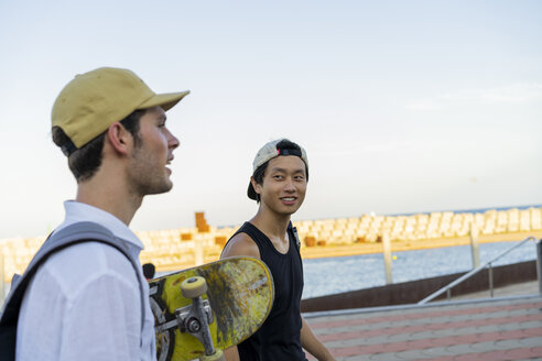Zwei junge Männer mit Skateboard unterwegs im Gespräch - AFVF01493