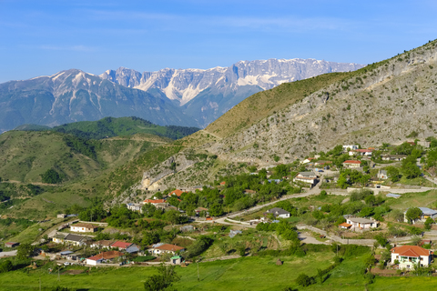 Albanien, Qark Korca, Kolonje, Leskovik, Nemercka-Gebirge im Hintergrund, lizenzfreies Stockfoto