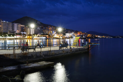 Albanien, Bezirk Vlore, Saranda, Strandpromenade am Abend - SIE07952