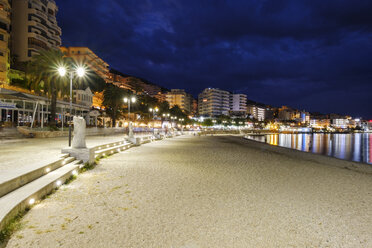 Albanien, Bezirk Vlore, Saranda, Strand zur blauen Stunde - SIEF07953