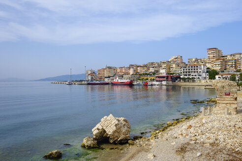 Albanien, Bezirk Vlore, Saranda, Fährhafen und ehemaliger Wachturm - SIEF07955