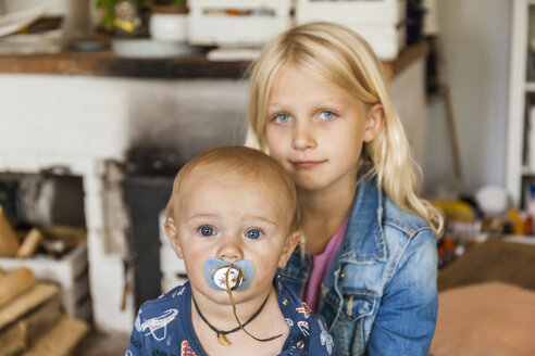 Porträt eines Mädchens mit einem kleinen Bruder zu Hause - TCF05765