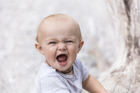 Porträt eines schreienden kleinen Jungen im Freien - TCF05771