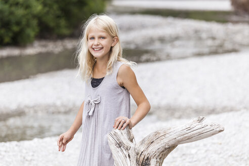 Porträt eines lächelnden Mädchens am Flussufer - TCF05775