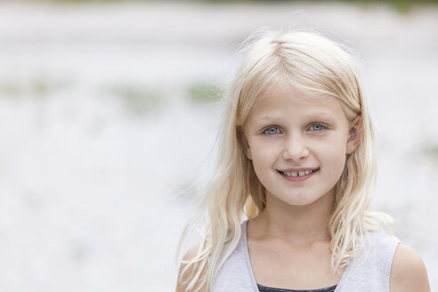Porträt eines lächelnden Mädchens im Freien - TCF05776