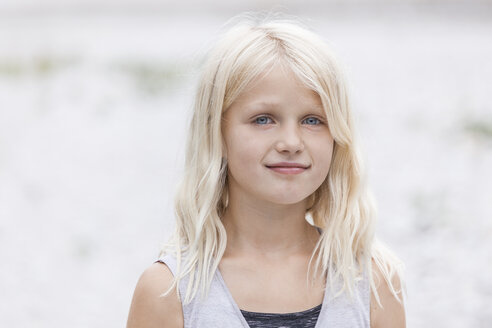 Porträt eines lächelnden Mädchens im Freien - TCF05777