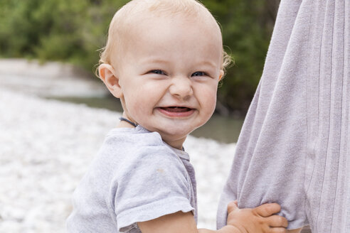 Porträt eines glücklichen kleinen Jungen im Freien - TCF05785