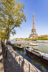 Frankreich, Paris, Eiffelturm und Ausflugsboot auf der Seine - WDF04793