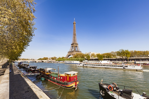 Frankreich, Paris, Eiffelturm und Ausflugsboot auf der Seine, lizenzfreies Stockfoto