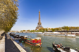 Frankreich, Paris, Eiffelturm und Ausflugsboot auf der Seine - WDF04794